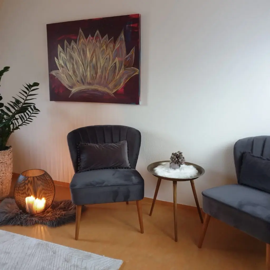 Behandlungzimmer der Reiki Anwendungen in Waiblingen im Raum Stuttgart. Zwei bequeme Sessel werden gezeigt.